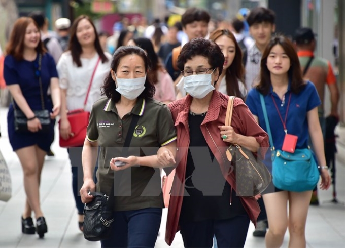 Người dân đeo khẩu trang phòng tránh MERS tại thủ đô Seoul ngày 19/6. (Nguồn: AFP/ TTXVN)